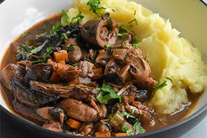 Vegan mushroom and jacfruit bourguignon